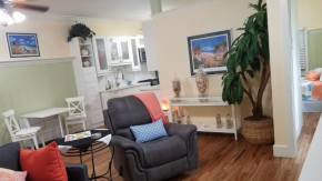 Downtown Whimsical Zen Paradise Pool, Tiki Bar, 2 blks from Atlantic Ave Delray